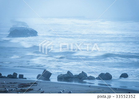 青森県八戸市　三陸の荒れた海 33552352
