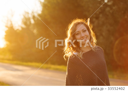 Girl and sunset 33552402