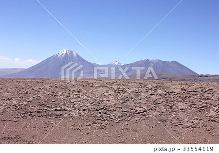 南米チリ北部、荒涼としたアタカマ高地の砂漠地帯とアンデス山脈のリカンカブール火山の美しい山並み 南米チリ北部、荒涼としたアタカマ高地の砂漠地帯とアンデス山脈のリカンカブール火山の美しい山並み 33554119
