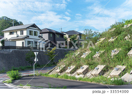 　住宅団地入口の擁壁　 33554300