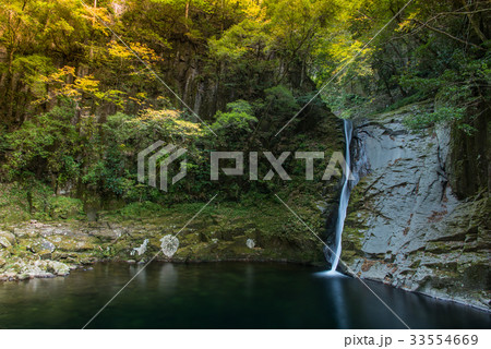 秋の赤目四十八滝　赤目五瀑の一つ　布引滝 33554669