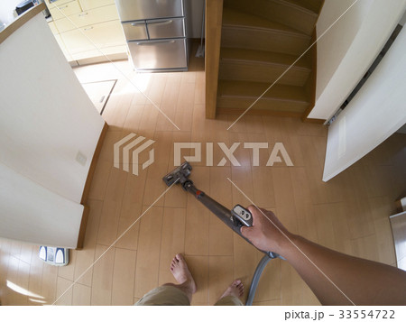 掃除機をかける男性(POV オーセンティック表現) 掃除機をかける男性(POV オーセンティック表現) 33554722