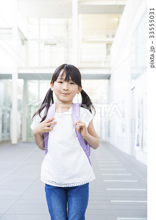 小学生の女の子の写真素材