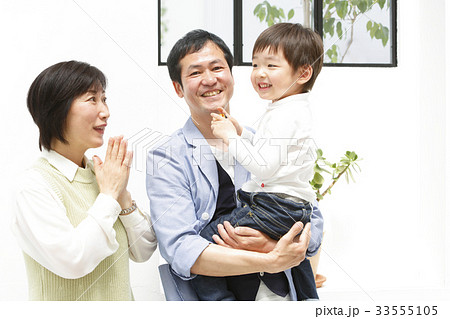 孫とふれあう祖父母 33555105