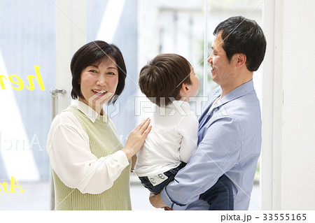 孫とふれあう祖父母 孫とふれあう祖父母 33555165