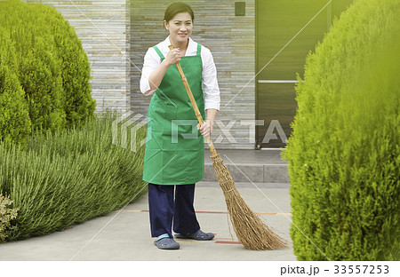 掃除をする女性 掃除をする女性 33557253
