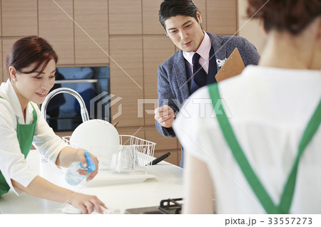 家事代行の女性 家事代行の女性 33557273
