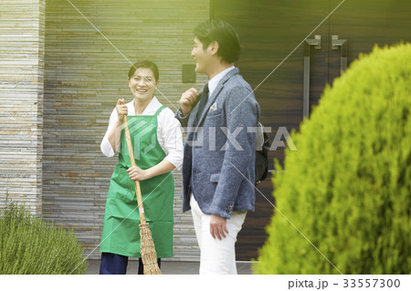 見送りをする女性 33557300