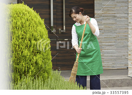 掃除をする女性 33557395