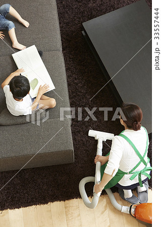 掃除をする女性と遊ぶ子供 33557444