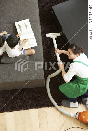 掃除をする女性と遊ぶ子供 33557460
