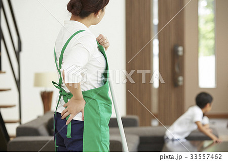 掃除をする女性と遊ぶ子供 33557462