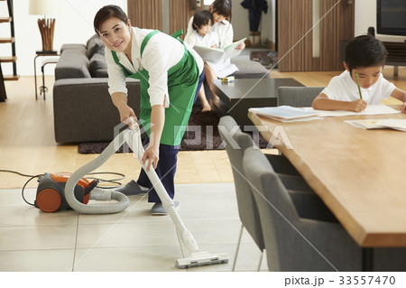 家政婦とくつろぐ家族 33557470