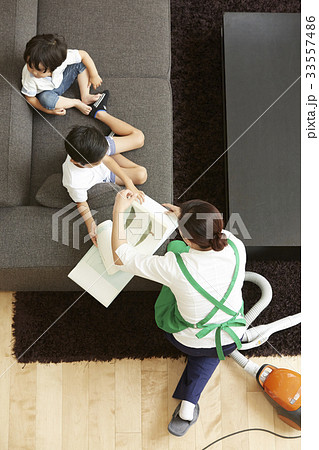 掃除をする女性と遊ぶ子供 33557486