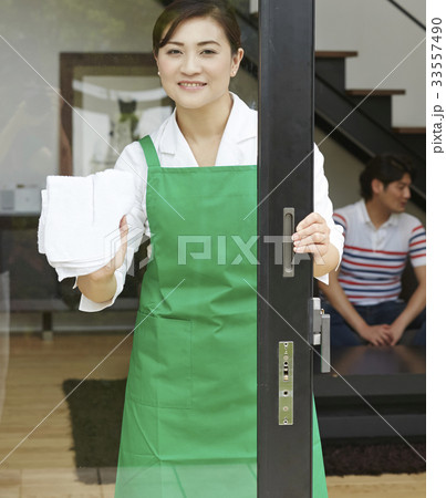 家政婦とくつろぐ家族 33557490