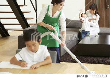 家政婦とくつろぐ家族 33557501