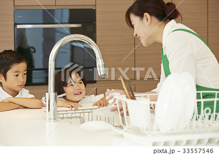 家事をする女性と子供 33557546