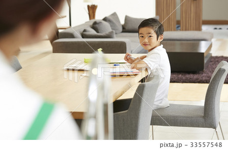 家事をする女性と子供 33557548