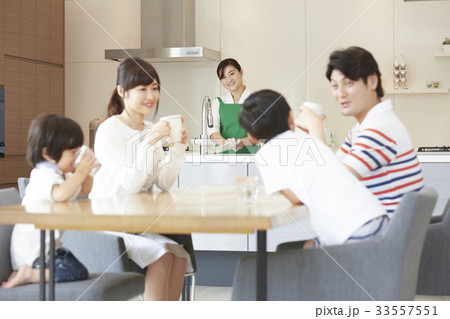 家政婦とくつろぐ家族 33557551
