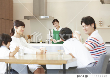 家政婦とくつろぐ家族 33557556