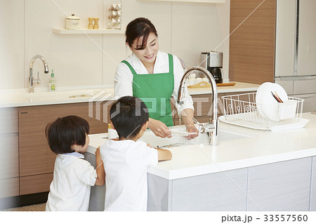 家事をする女性と子供 33557560