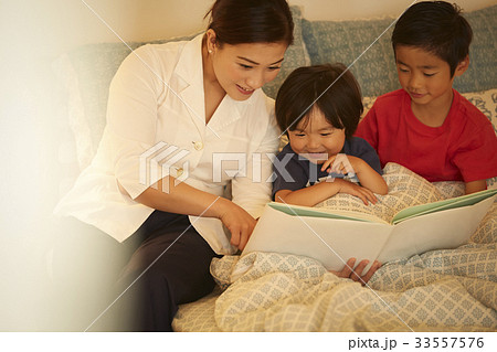 読み聞かせをする女性 33557576