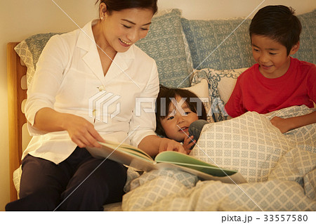 読み聞かせをする女性 33557580