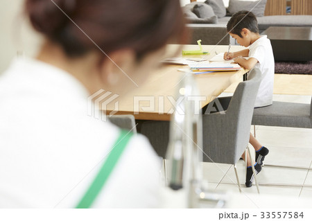 家事をする女性と子供 33557584