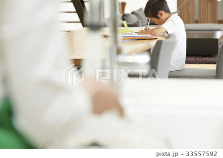 家事をする女性と子供 家事をする女性と子供 33557592