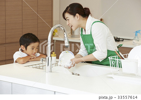 家事をする女性と子供 家事をする女性と子供 33557614