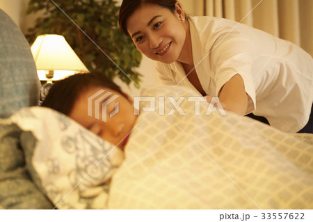 寝かしつける女性 33557622