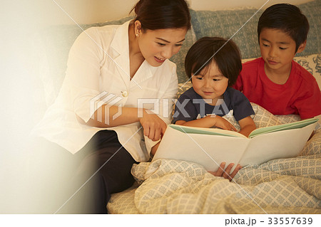 読み聞かせをする女性 33557639
