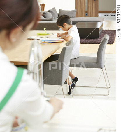 家事をする女性と子供 家事をする女性と子供 33557641