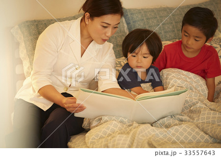 読み聞かせをする女性 読み聞かせをする女性 33557643
