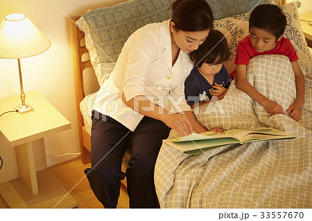 読み聞かせをする女性 33557670