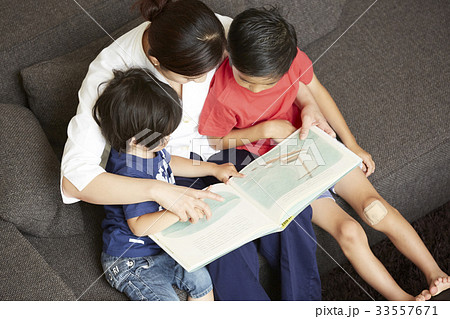 読み聞かせをする女性 33557671