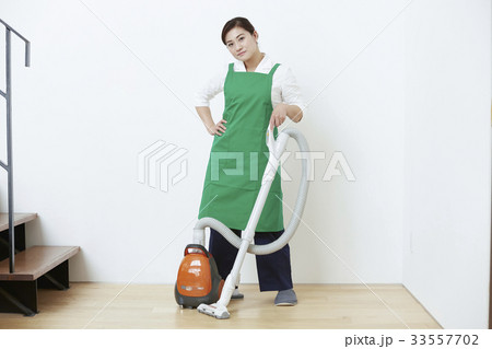 掃除をする女性 掃除をする女性 33557702