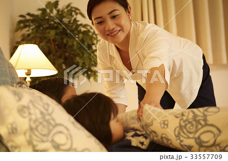寝かしつける女性 33557709