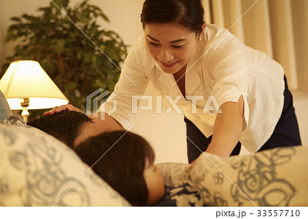 寝かしつける女性 33557710