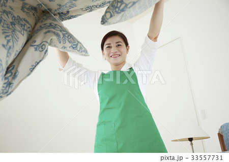 家事をする女性 33557731