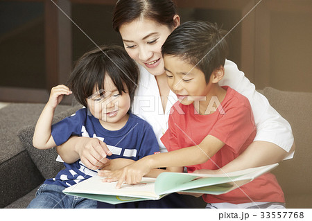 読み聞かせをする女性 33557768