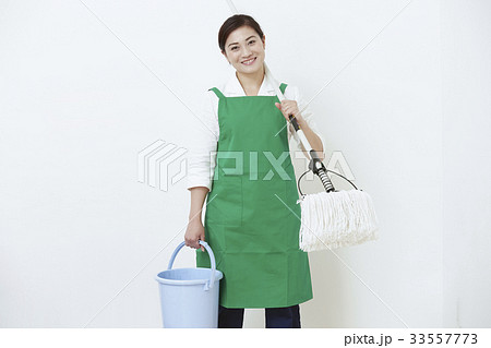 掃除をする女性 33557773
