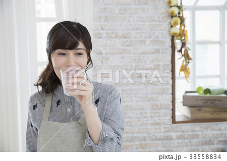台所で水を飲む主婦 台所で水を飲む主婦 33558834