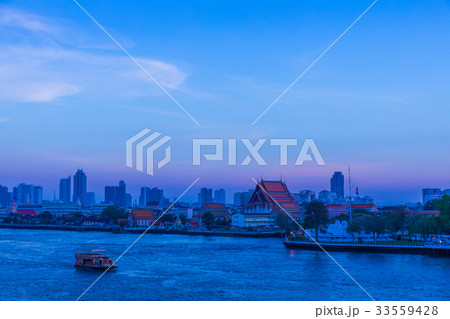 【バンコクの夜景】　チャオプラヤー川とワットアルンの風 33559428