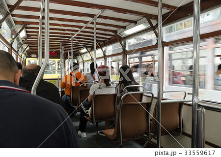 香港トラムの車内風景 33559617