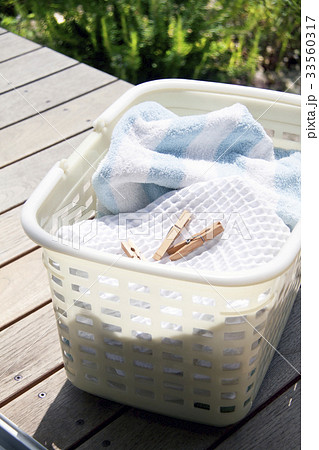 庭のデッキの上の洗濯物カゴ 庭のデッキの上の洗濯物カゴ 33560317