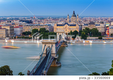 Budapest Chain Bridge and city skyline, Hungary 33560669