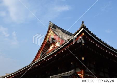 浅草寺の屋根と万字 33560776