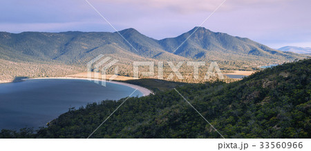 Wineglass Bay beach in Freycinet National Park. 33560966