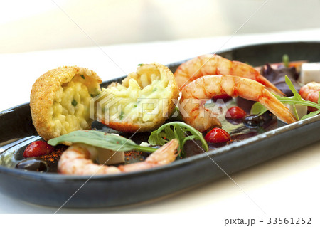 Risotto and prawns 33561252